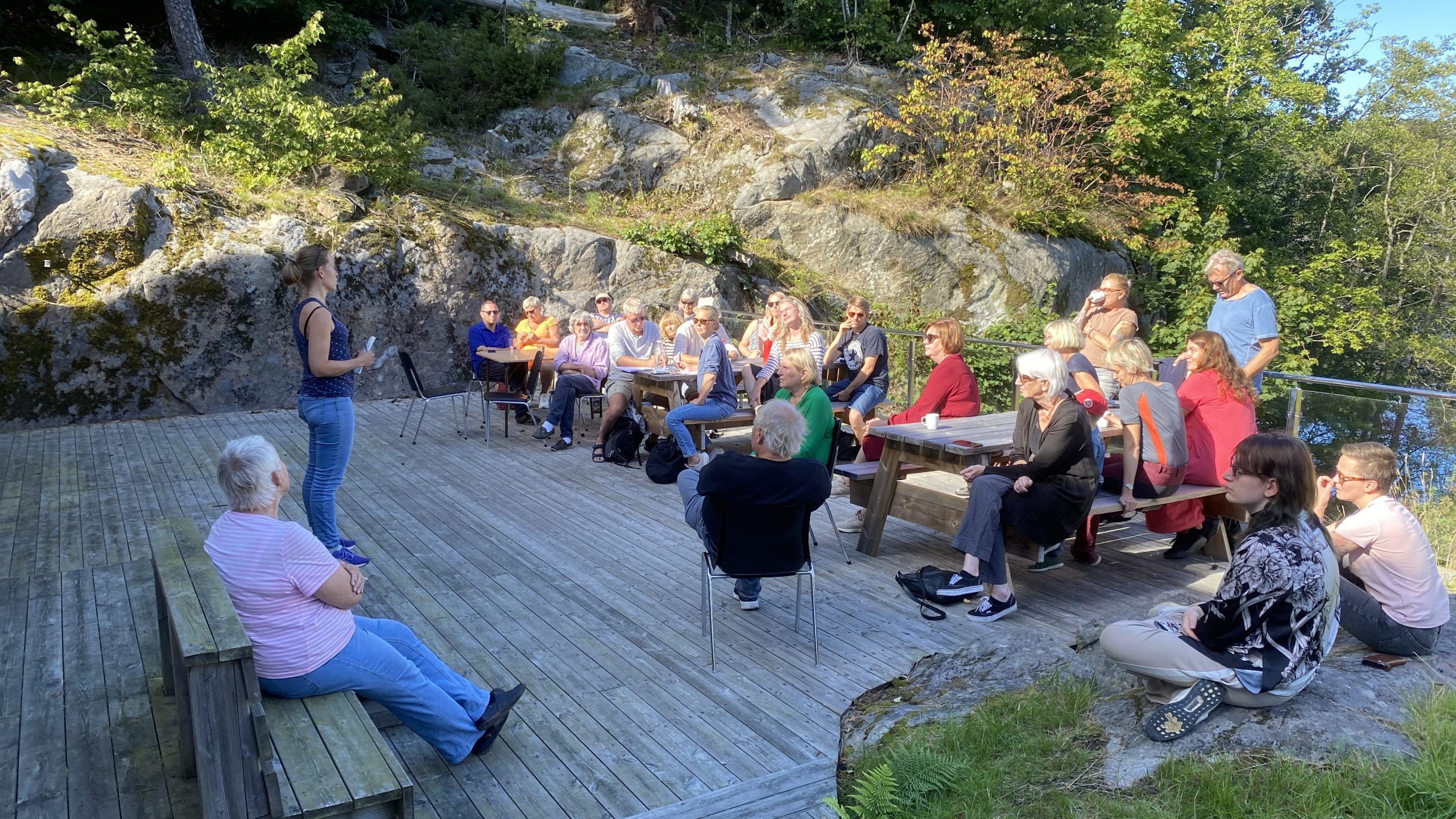 Folk ute på seminar. Foto.