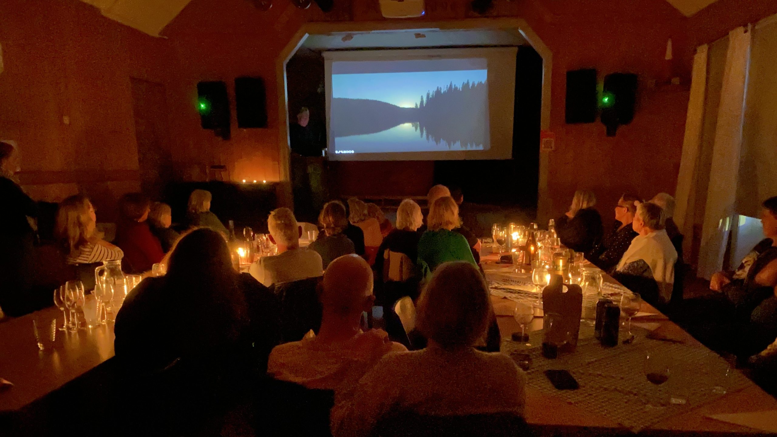 Filmvisning av natur. Foto.